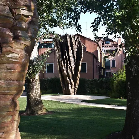 Romantico Con Vista Giardini Biennale アパート ヴェネツィア
